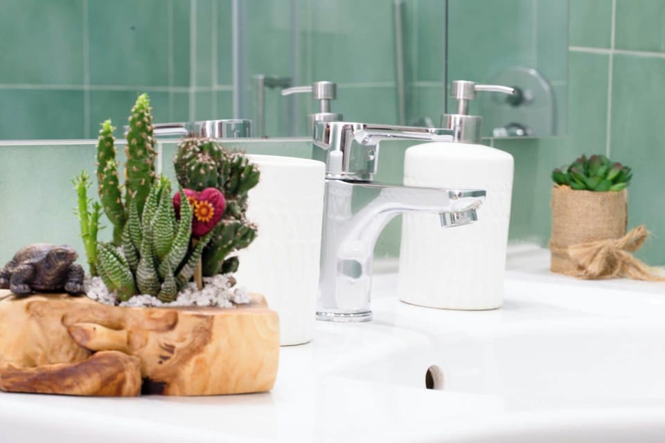 Classic Room | Bathroom | Shower, rainfall showerhead, bidet, towels