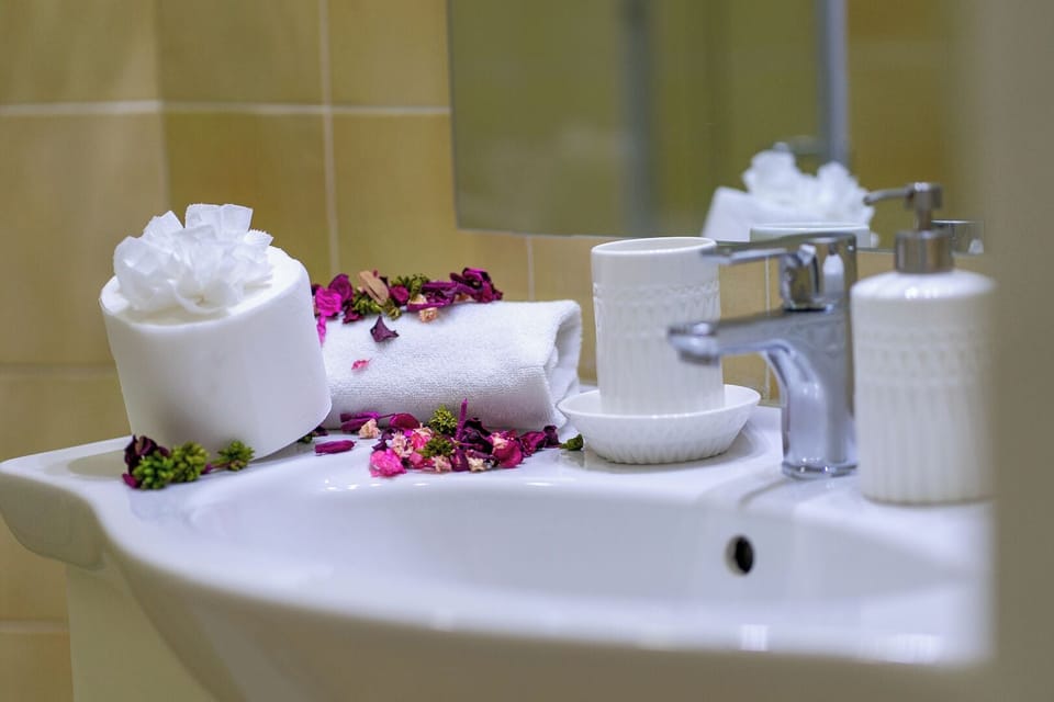 Deluxe Room | Bathroom | Shower, rainfall showerhead, bidet, towels