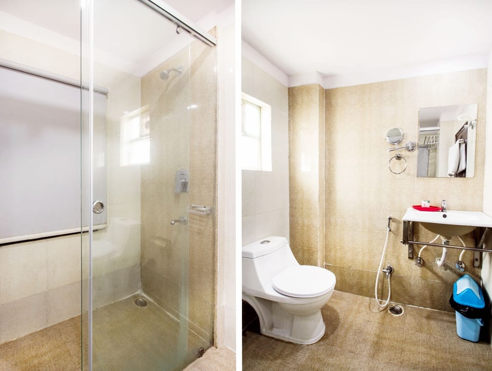 Shower, rainfall showerhead, free toiletries, towels