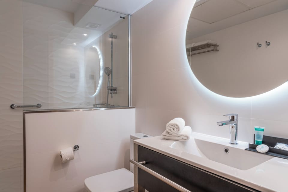 Rainfall showerhead, eco-friendly toiletries, hair dryer, towels