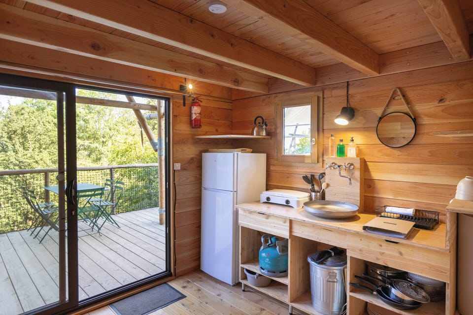 Cabin | Private kitchen | Stovetop, coffee/tea maker, highchair, cookware/dishes/utensils