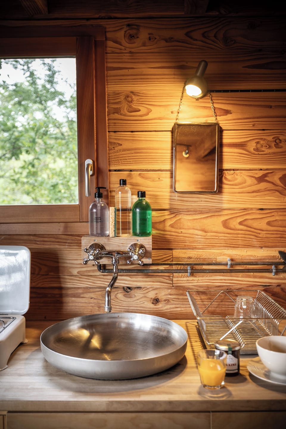 Cabin | Private kitchen | Stovetop, coffee/tea maker, highchair, cookware/dishes/utensils