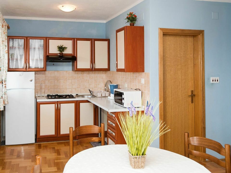 Furniture, Room, Kitchen, Property, Cabinetry, Countertop, Interior Design, Building, House, Home