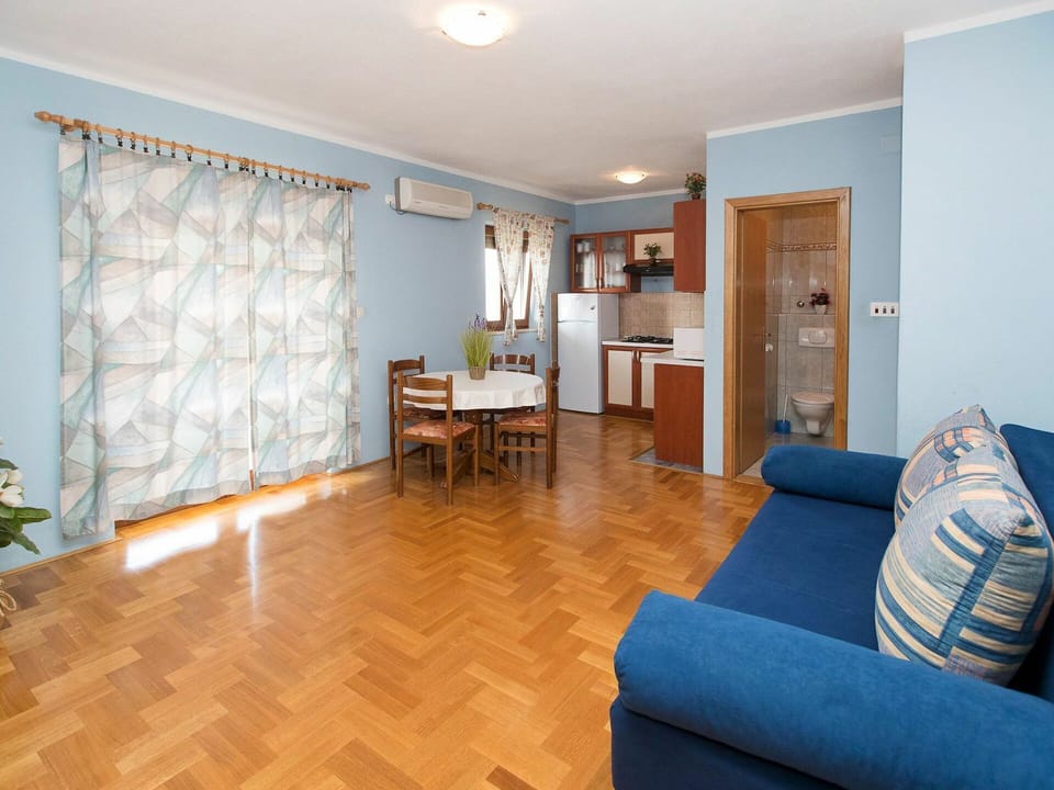 Room, Property, Furniture, Real Estate, Floor, Building, Wood Flooring, Hardwood, Living Room, Interior Design