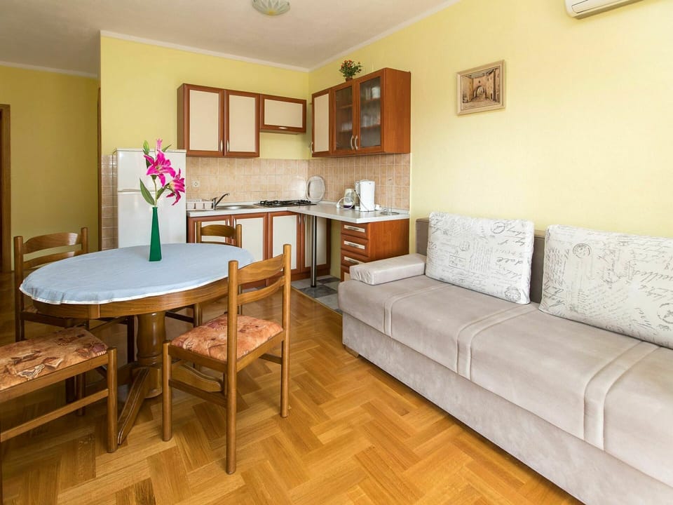 Room, Property, Furniture, Interior Design, Floor, Building, Real Estate, Living Room, House, Yellow