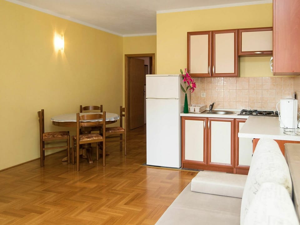 Room, Property, Furniture, Floor, Building, Interior Design, House, Real Estate, Kitchen, Suite