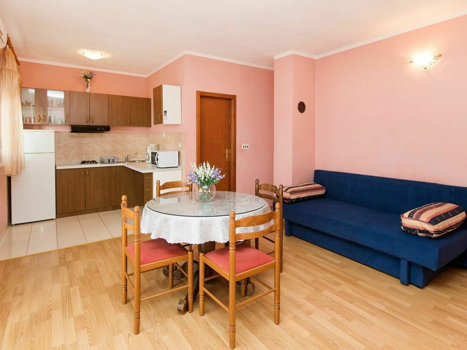 Room, Furniture, Property, Interior Design, Building, Floor, Real Estate, House, Table, Suite