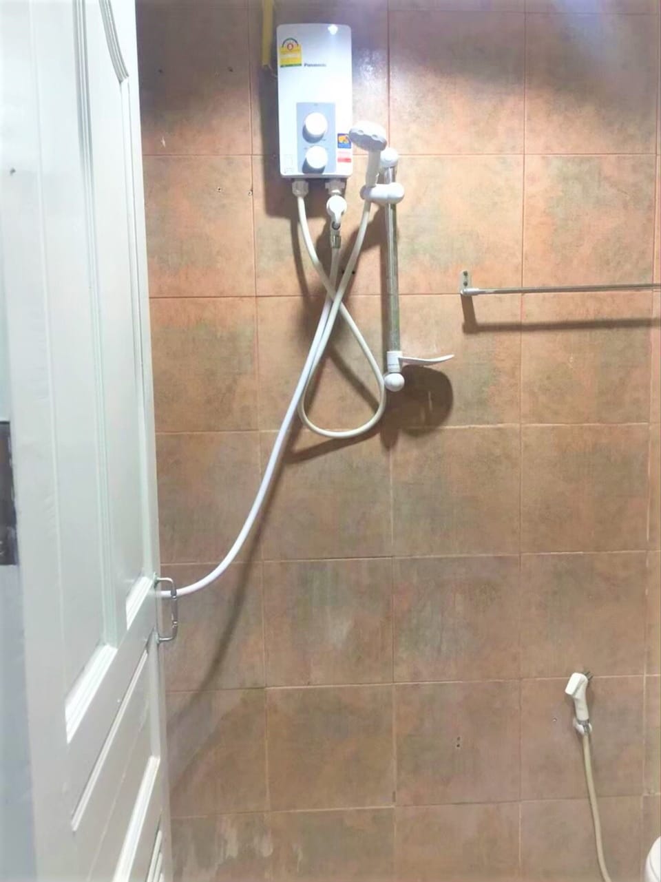 10-Bed Mixed Dormitory | Bathroom shower