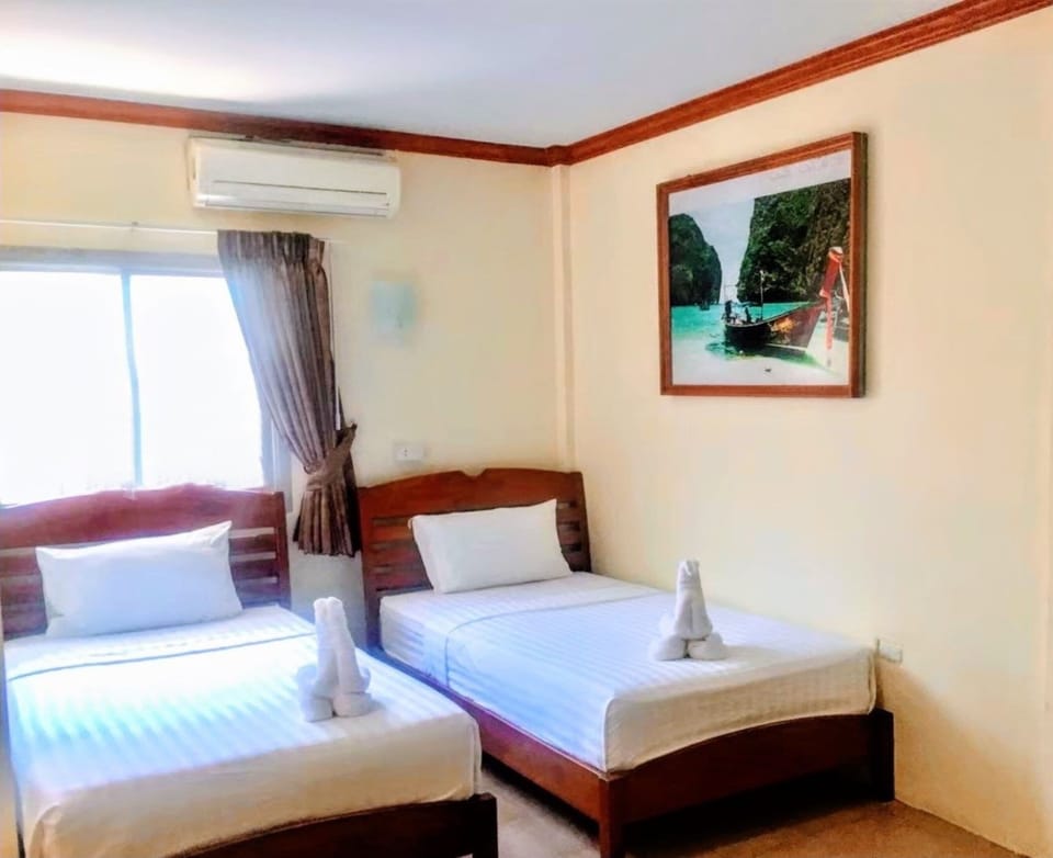 Deluxe Twin Room | Blackout drapes, soundproofing, free WiFi, bed sheets