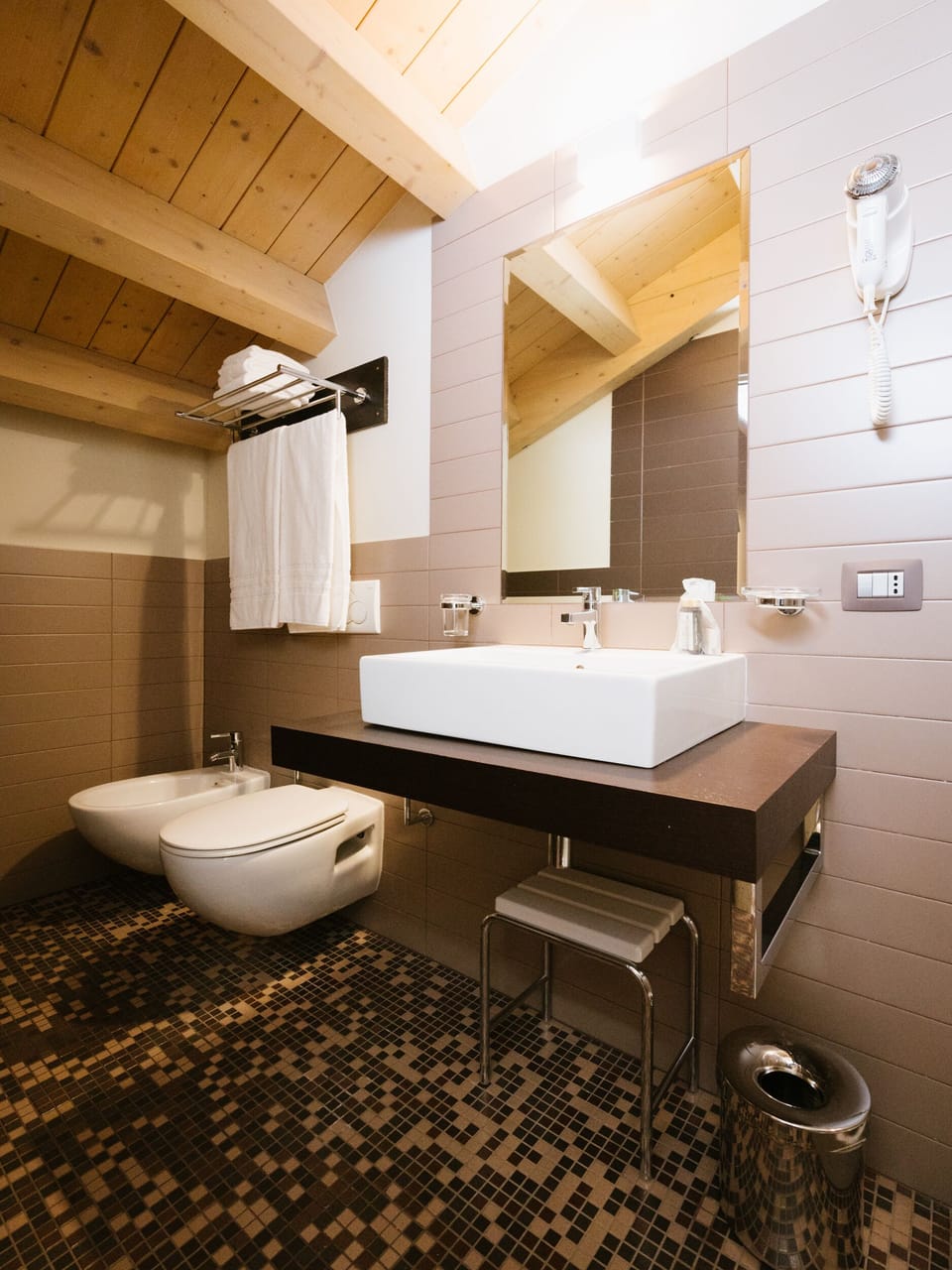 Superior Double Room | Bathroom | Shower, free toiletries, hair dryer, towels