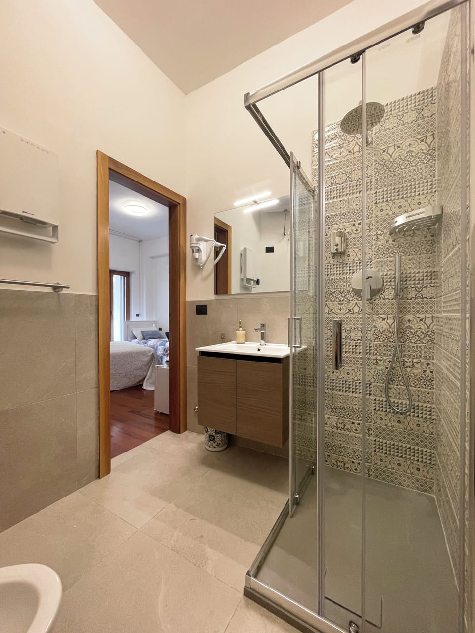 Superior Double Room | Bathroom | Shower, free toiletries, hair dryer, bidet
