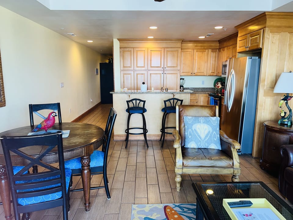 Living/Dining area looking into kitchen!