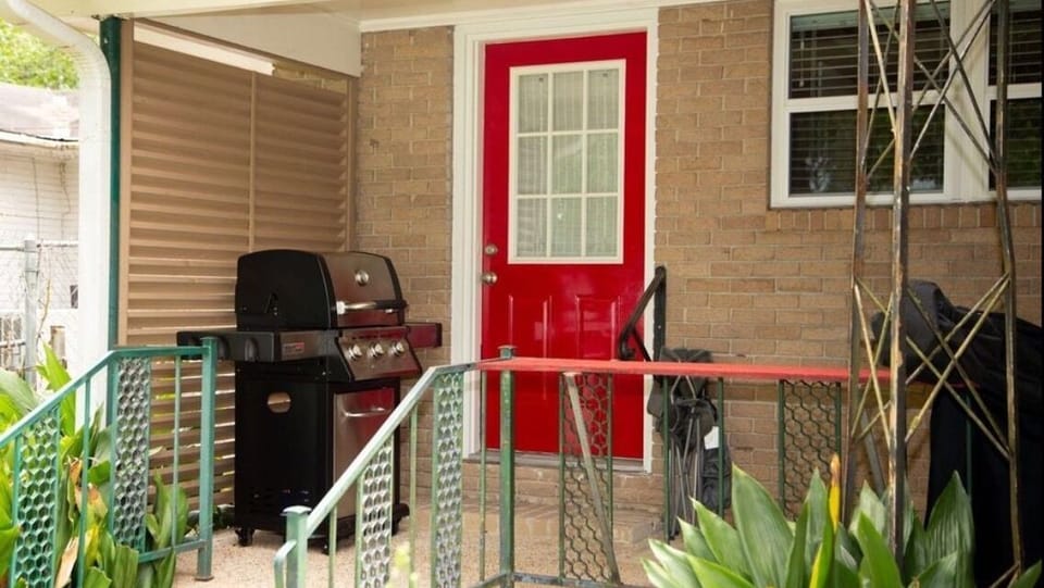 Outdoor gas grill