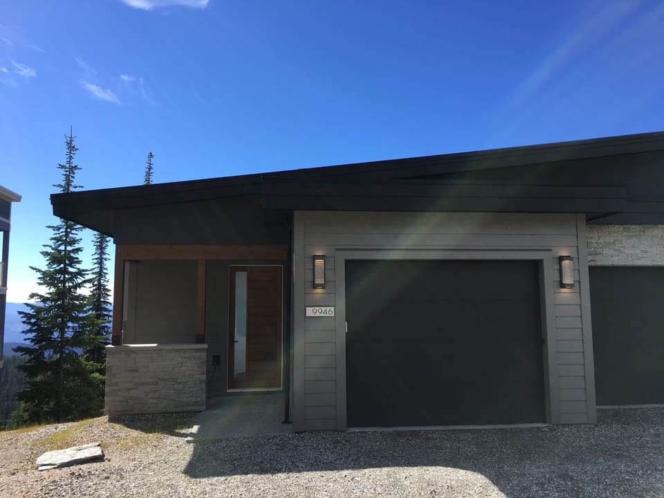 Features a single car garage for guest use!