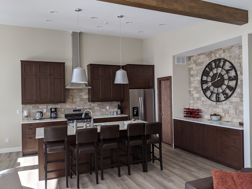 Large Open Modern Kitchen - Breakfast Bar Seats 4