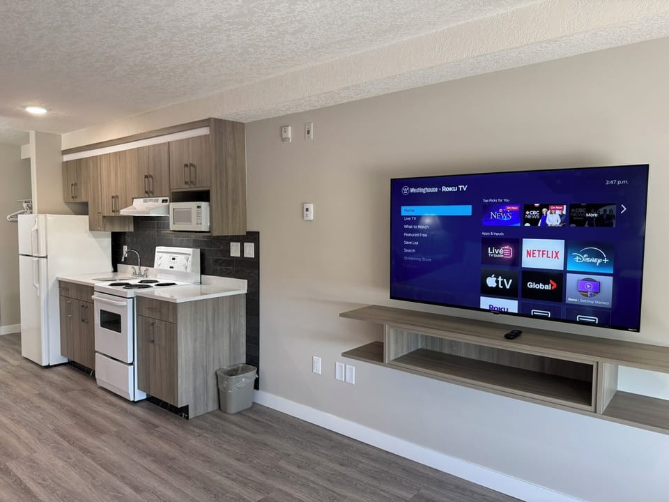 Standard Room, 1 King Bed | Living area | 55-inch Smart TV with digital channels, fireplace, Netflix