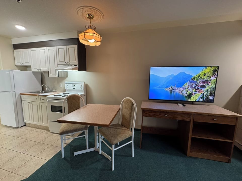 Studio, 1 Queen Bed, Fireplace | In-room dining
