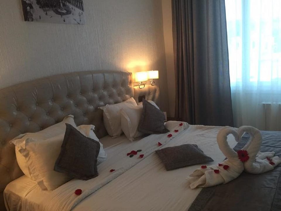 Single Room | Premium bedding, individually decorated, desk, free cribs/infant beds