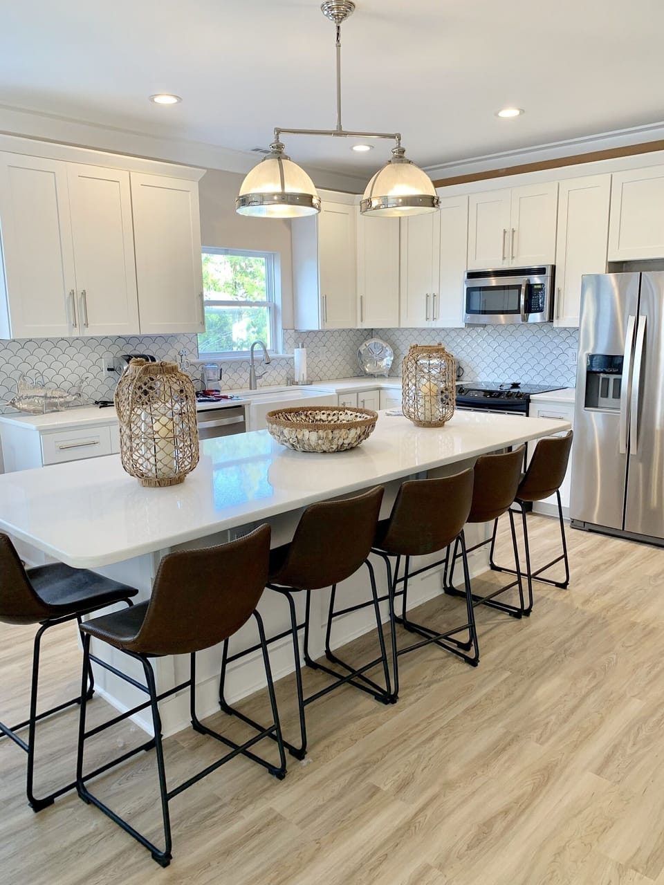 Kitchen made for cooking-Everyone loves a BIG Island. Gather-cheers!