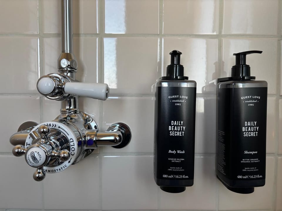 Maxi Room - Twin | Bathroom | Towels, soap, shampoo, toilet paper