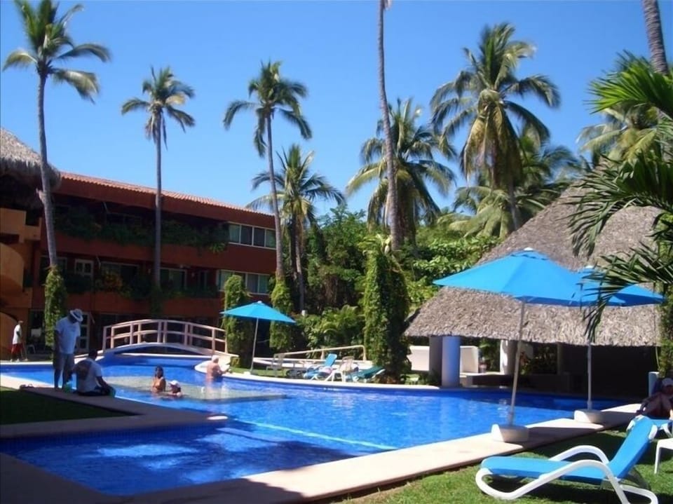 Relaxing poolside on a lazy Zihua day