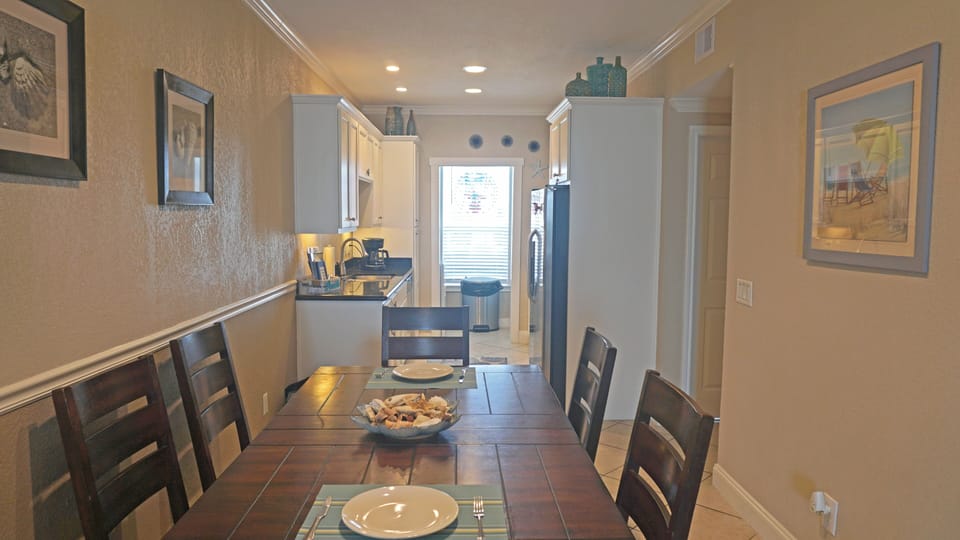 Condo, 2 Bedrooms, 2 Bathrooms | In-room dining