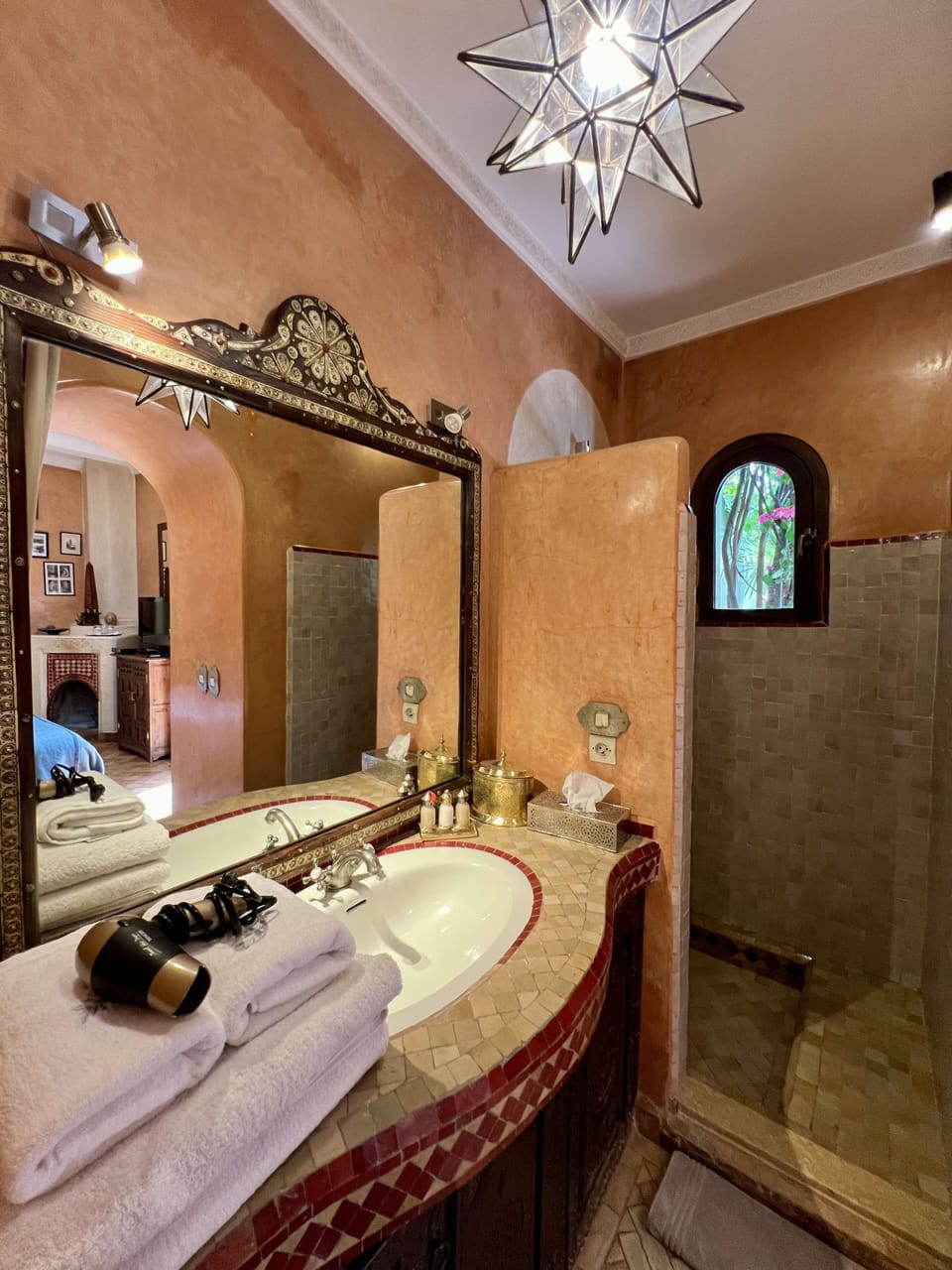 Deluxe Double Room (Chambre Eberhart) | Bathroom | Free toiletries, hair dryer, bathrobes, slippers