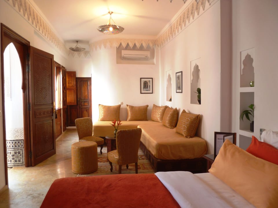 Deluxe Suite, 1 King Bed, Private Bathroom, Courtyard View | In-room safe, individually decorated, individually furnished