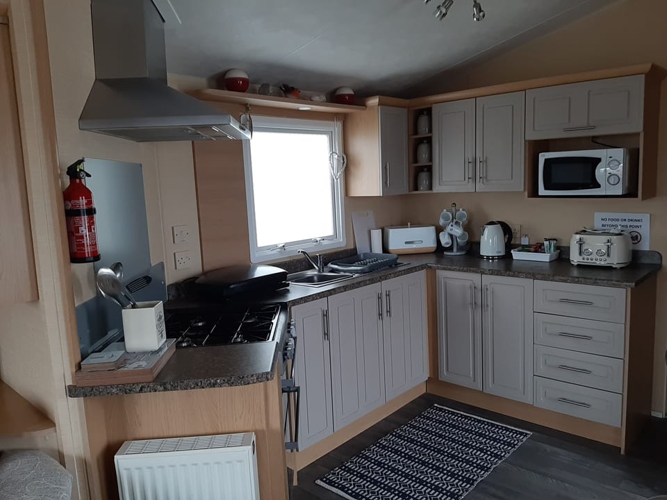 Chalet | Private kitchen | Fridge, microwave, oven, stovetop