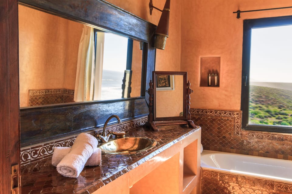 Room (Africain) | Bathroom | Free toiletries, hair dryer, towels, soap