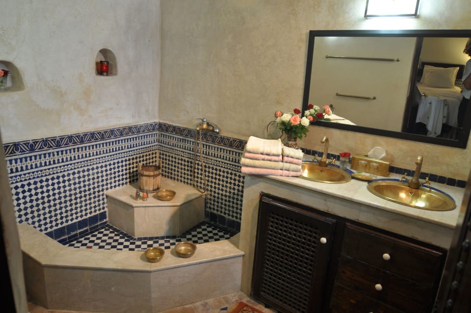 Bathroom | Shower, free toiletries, towels