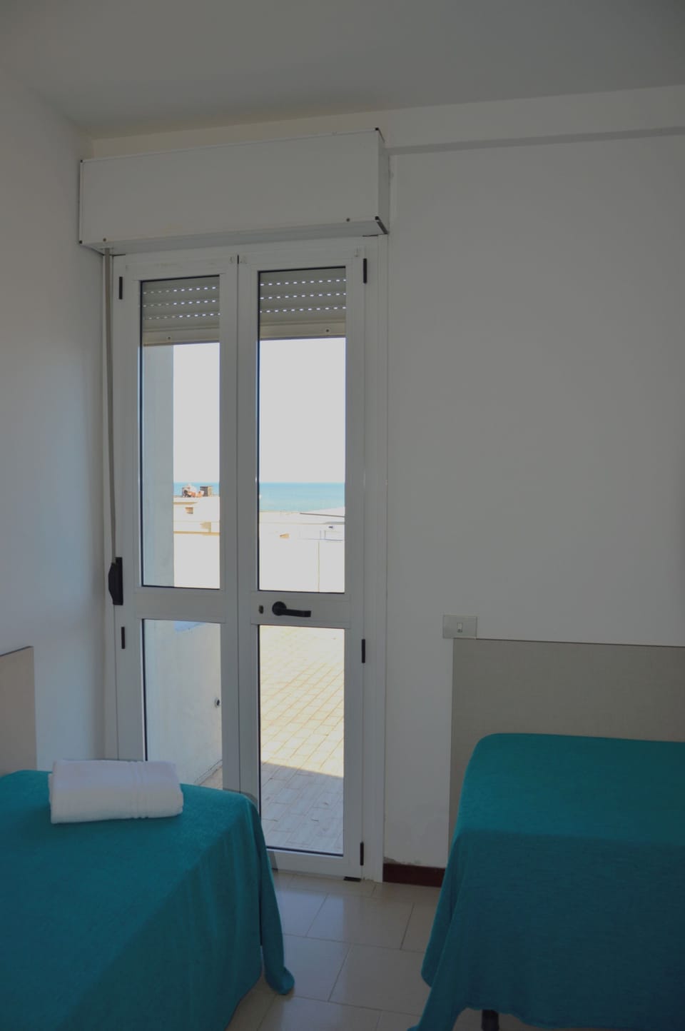 Family Room | In-room safe, desk, WiFi (free), bed sheets