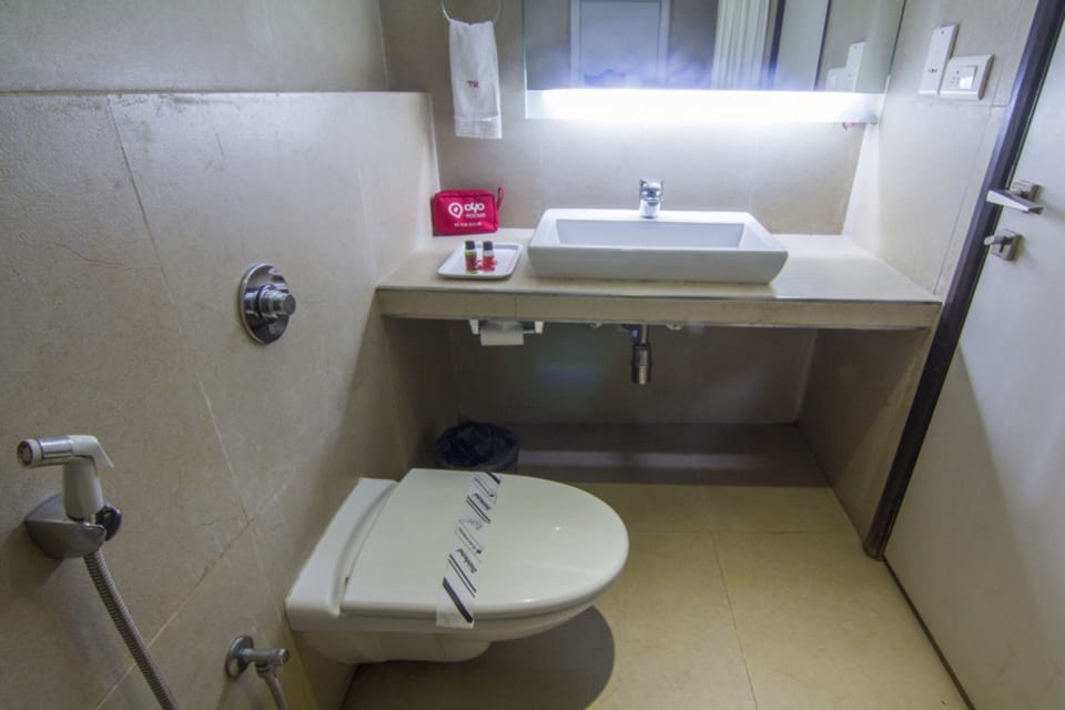 Shower, rainfall showerhead, free toiletries, hair dryer (on request)