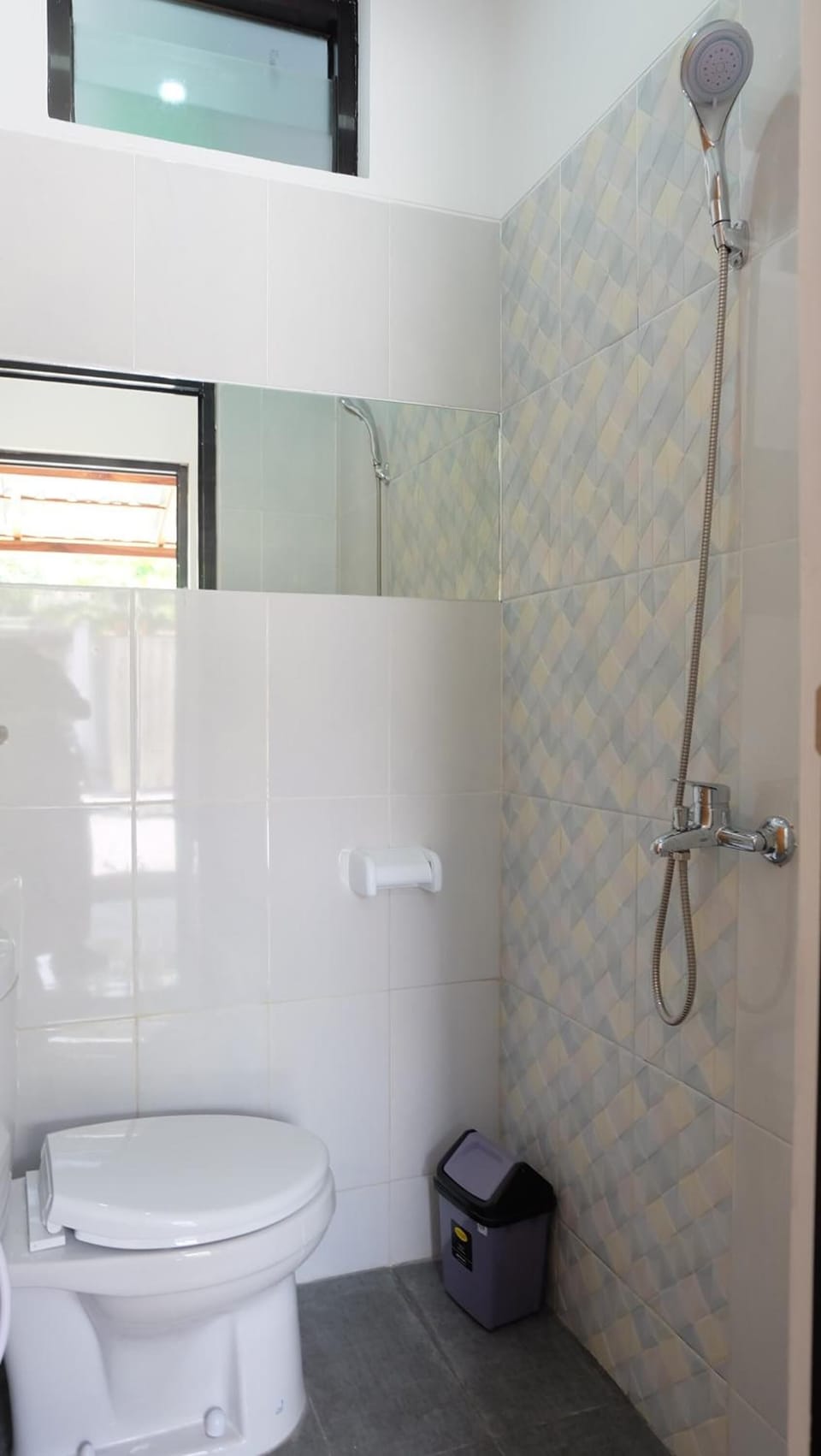 Shower, rainfall showerhead, free toiletries, slippers