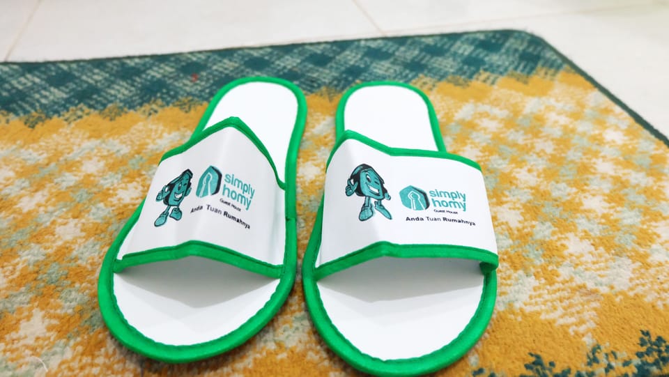 Shower, rainfall showerhead, free toiletries, slippers