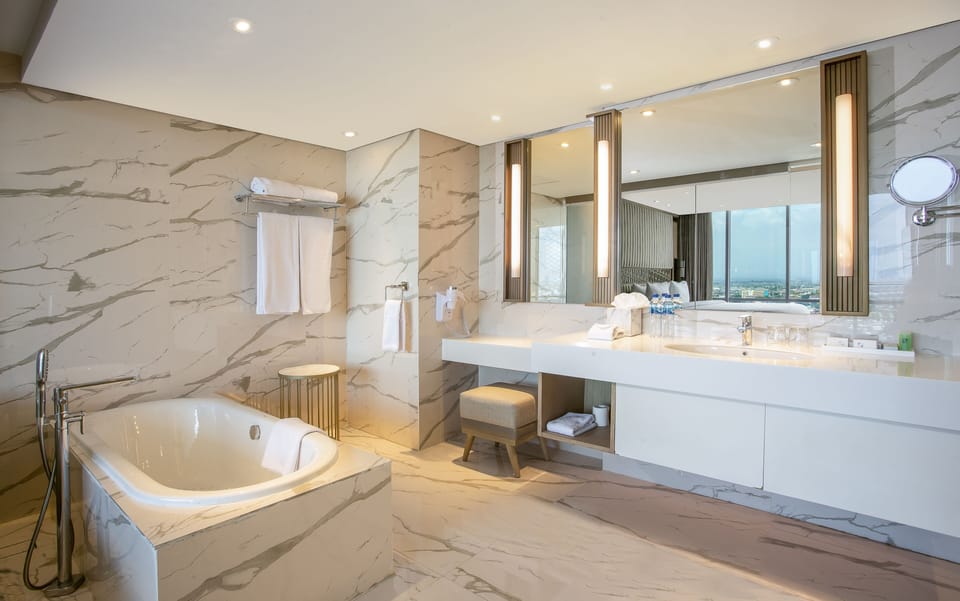 Royal Suite | Bathroom | Free toiletries, hair dryer, slippers, towels