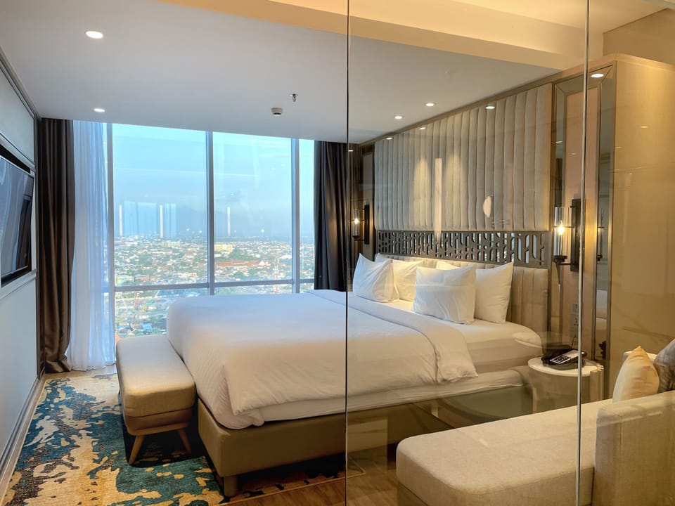 Royal Suite | Minibar, in-room safe, desk, laptop workspace