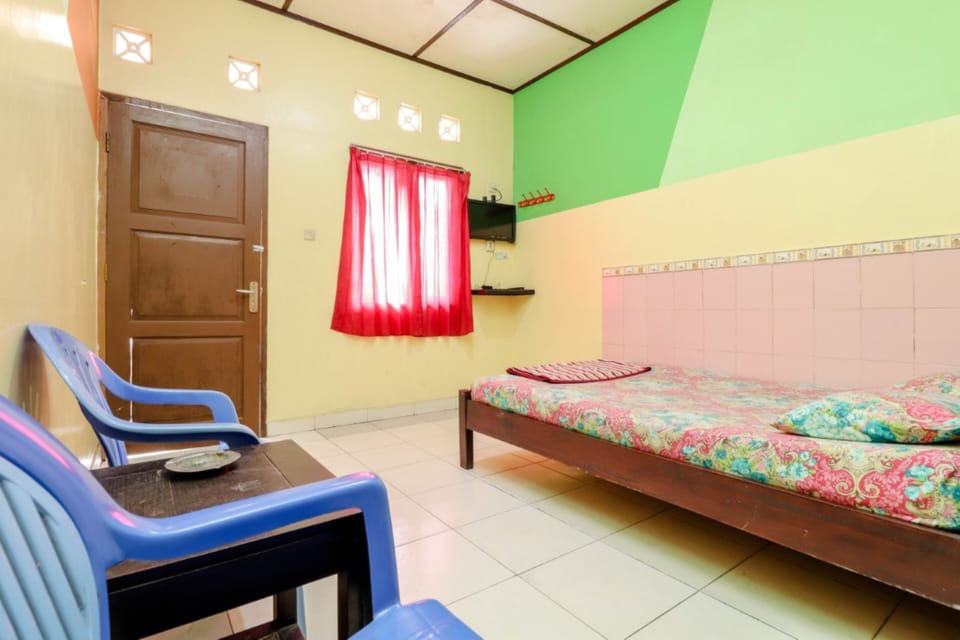 Desk, bed sheets