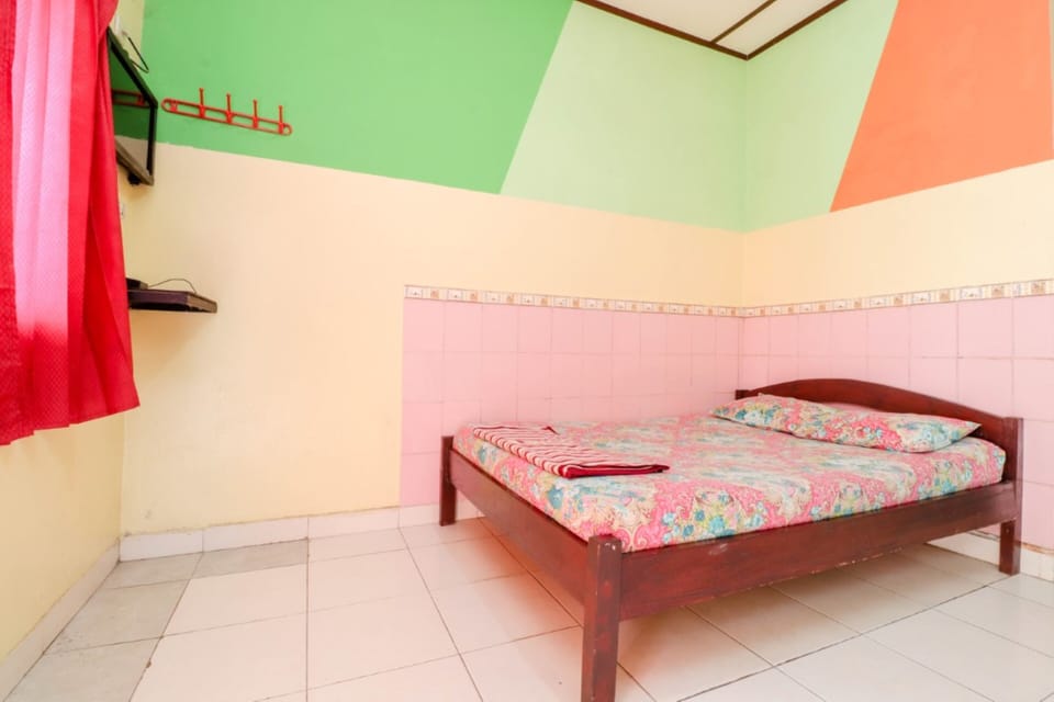 Desk, bed sheets