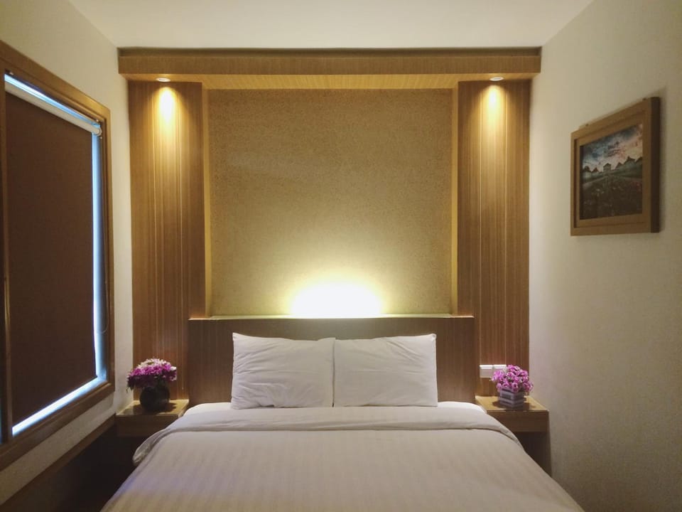 In-room safe, desk, WiFi (free), bed sheets