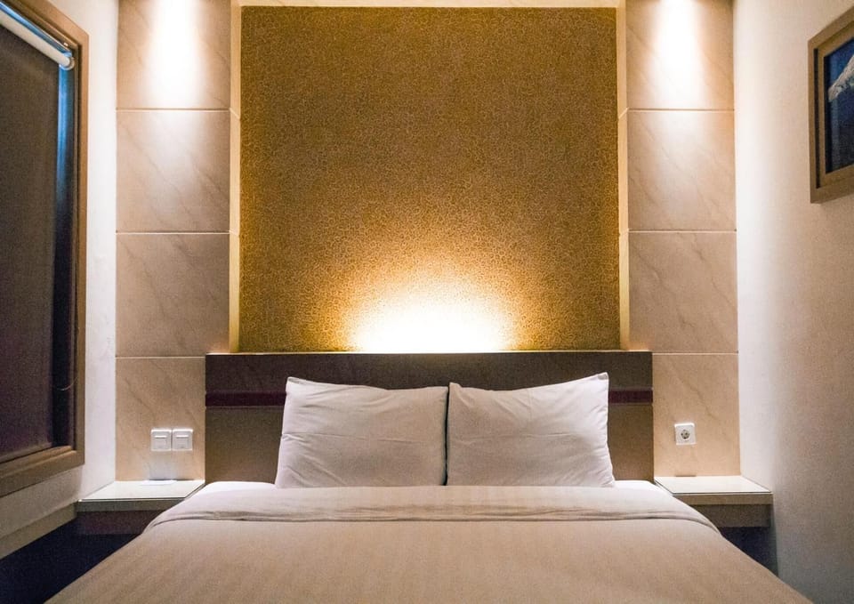 In-room safe, desk, WiFi (free), bed sheets