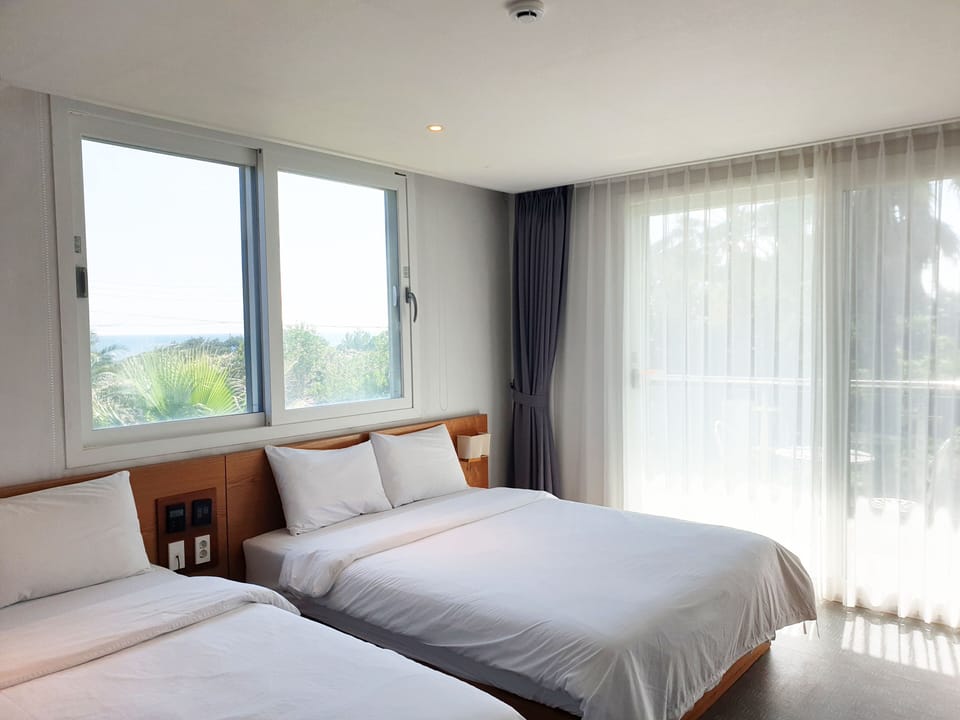 Deluxe Twin Room, Sea View | Blackout drapes, free cribs/infant beds, free WiFi, bed sheets