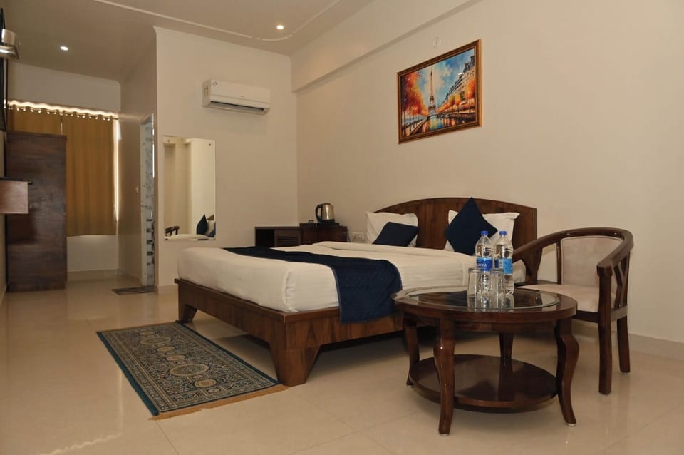 Deluxe Double Room | Living area | 40-inch LED TV with satellite channels, TV