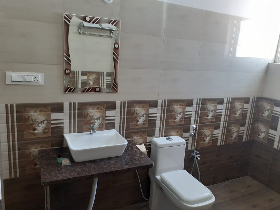 Luxury Studio Suite | Bathroom amenities | Shower, towels