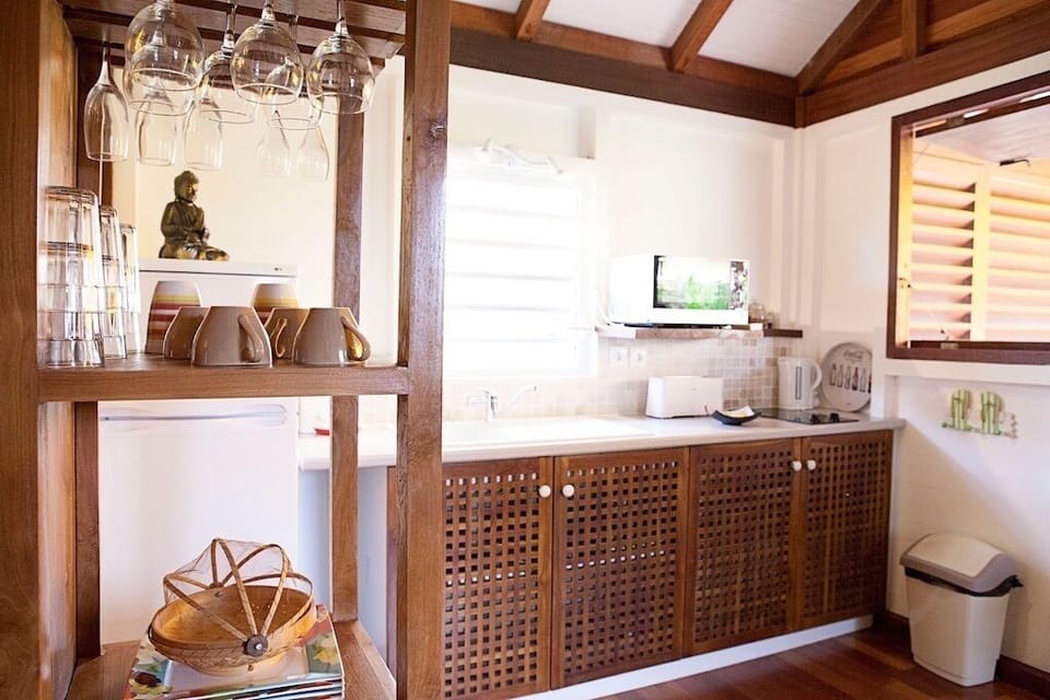 Classic Bungalow | Private kitchen | Full-size fridge, microwave, electric kettle, toaster