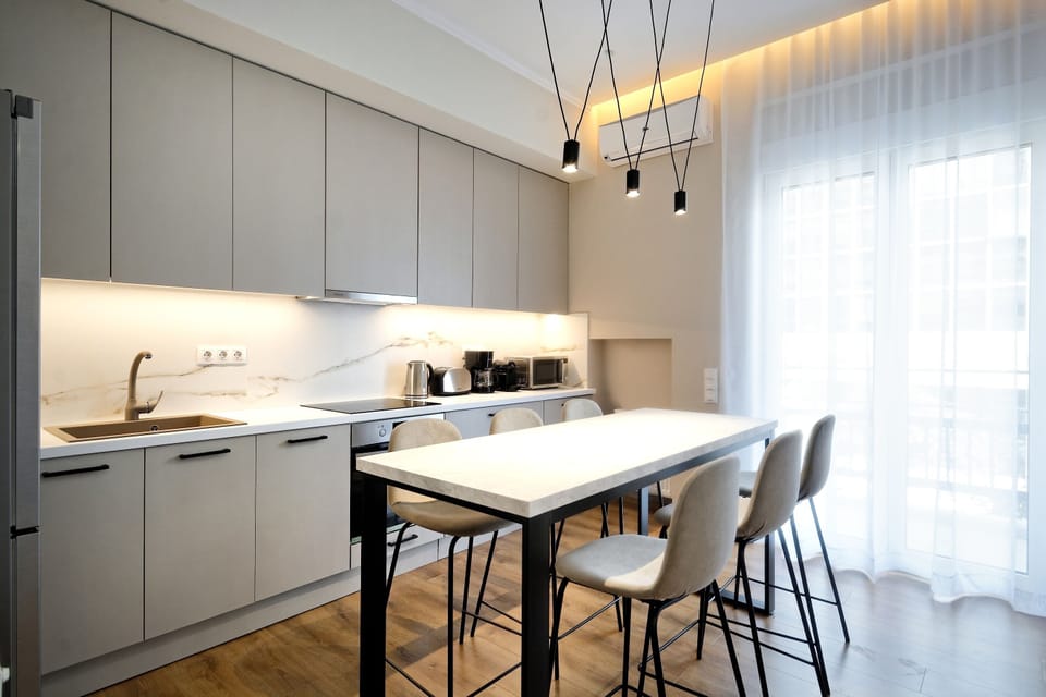 Superior Apartment, 4 Bedrooms, Balcony | In-room dining