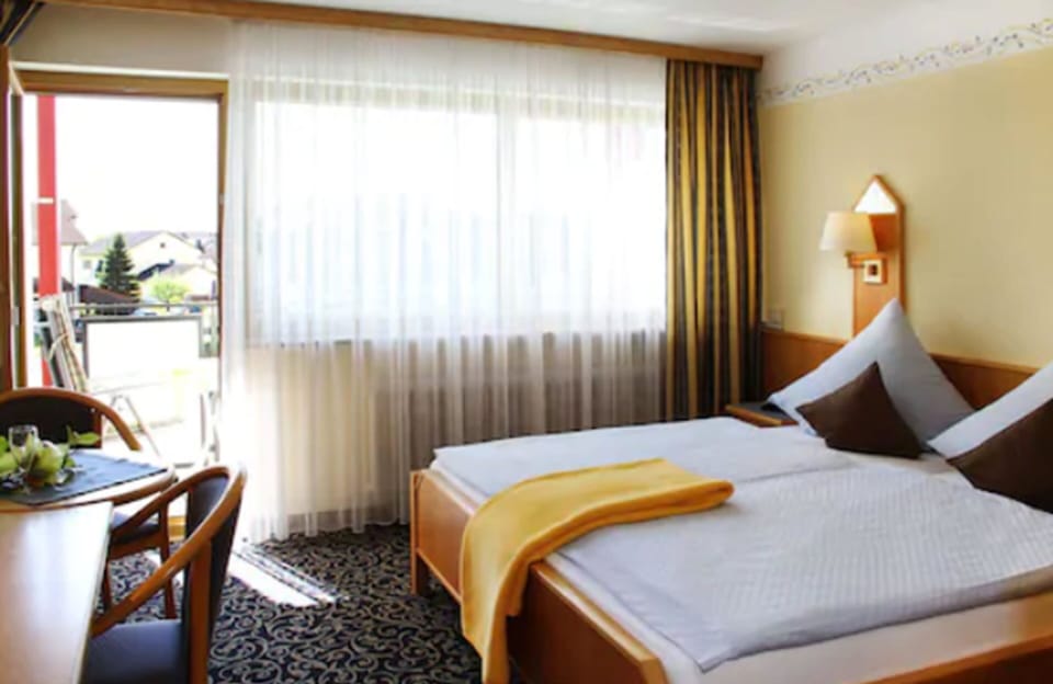 Standard Double Room, 1 Bedroom, Non Smoking, Refrigerator | Minibar, in-room safe, desk, laptop workspace