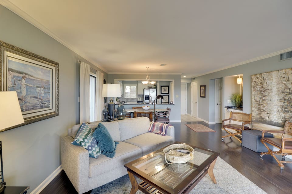 Living Room | Free WiFi | Central A/C & Heat