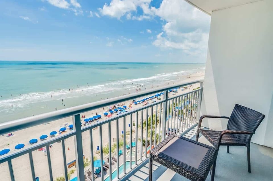 Balcony with Amazing Views of the Ocean☀️