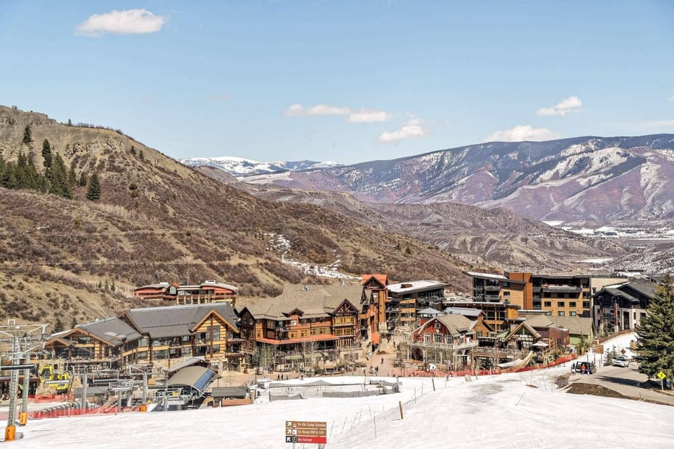 Shadowbrook offers incredible access to the ski area, hiking trails in the summer and all the shops and restaurants in Snowmass.